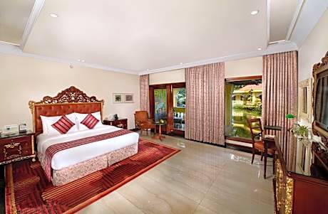 Executive Cottage Garden Facing King - - 10% Discount on Foods & Soft Beverages* | 15% Discounts on Laundry Services* | INR 500 spa credit during your stay on selective Massage services. TnC Apply.*