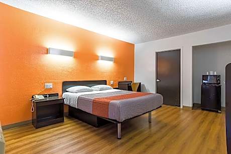 1 Queen Bed | ADA/RI Shower/Smoking