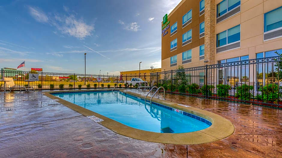 Holiday Inn Express & Suites Tulsa Midtown By IHG