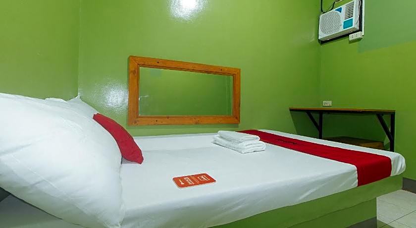 RedDoorz @ Joel's Apartelle