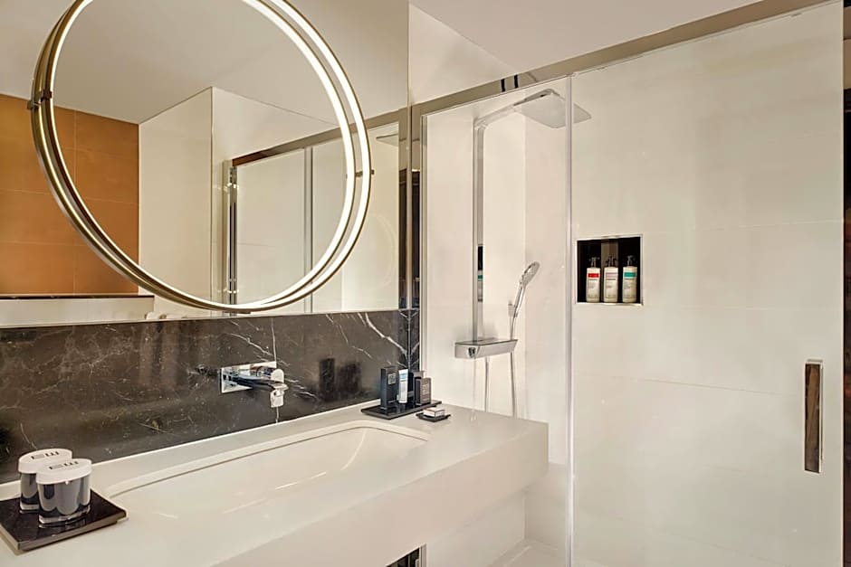 Montcalm East, Autograph Collection