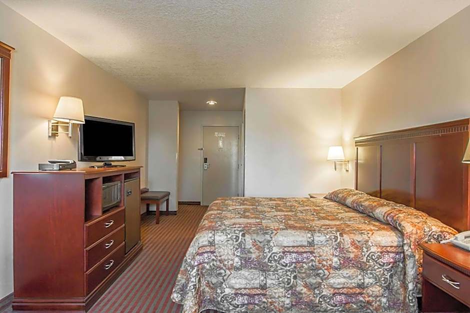 Bridgeway Inn & Suites