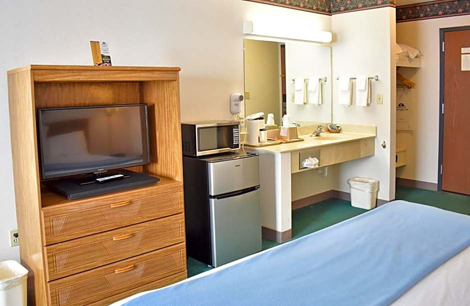 Americas Best Value Inn-Tahquamenon Country