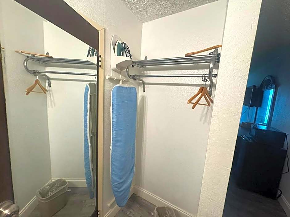 Express Inn & Suites