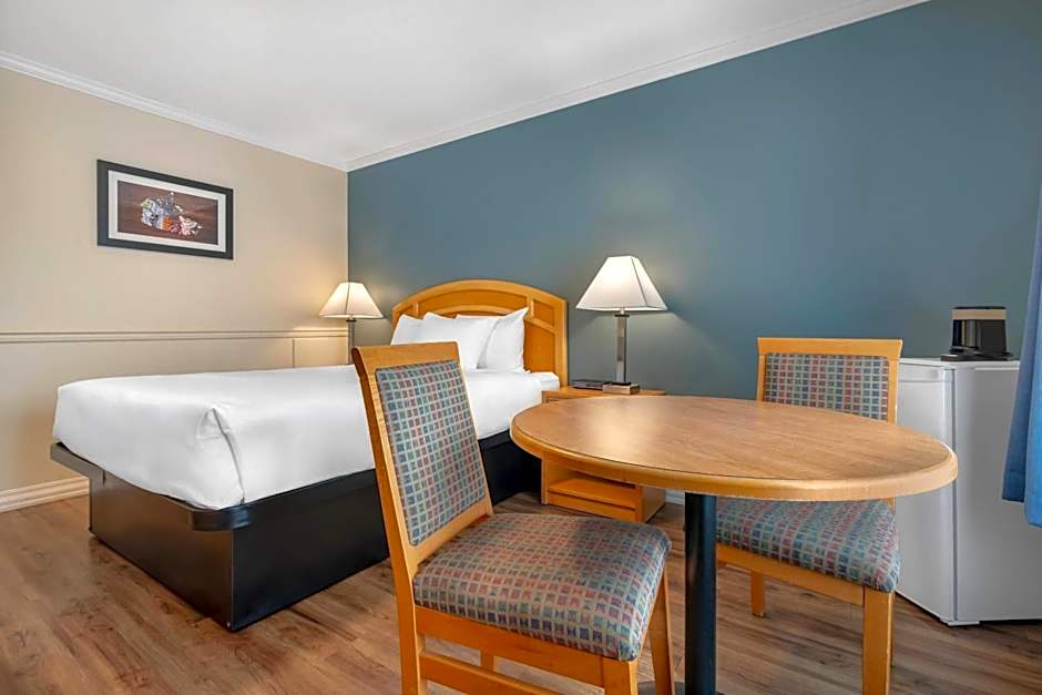 Econo Lodge Inn & Suites