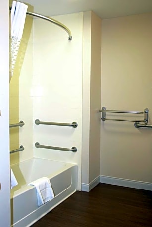 2 Queens Mobility/Hearing Access Tub Nosmok