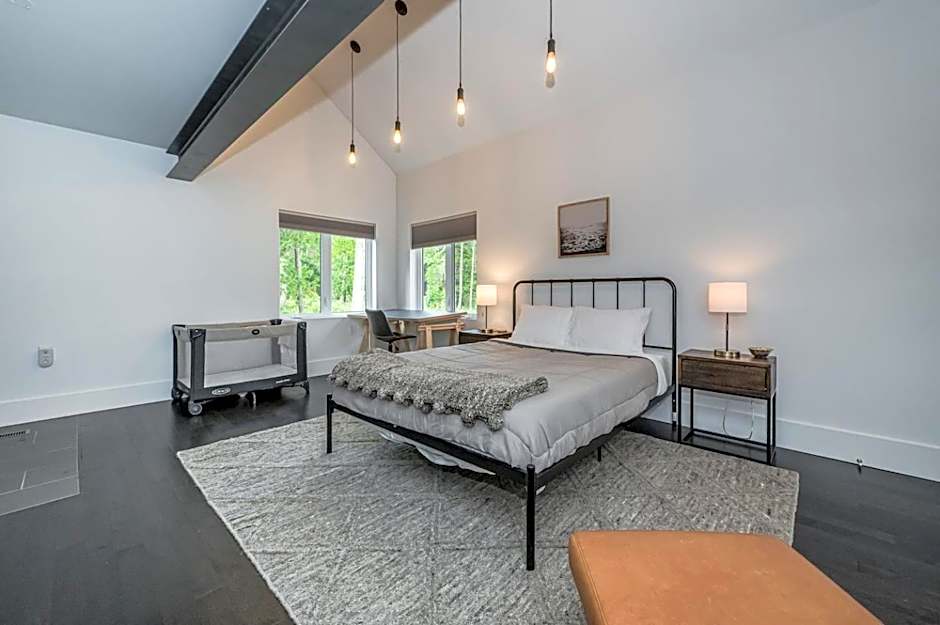 Luxury Tobermory Retreat Modern Home Hot Tub