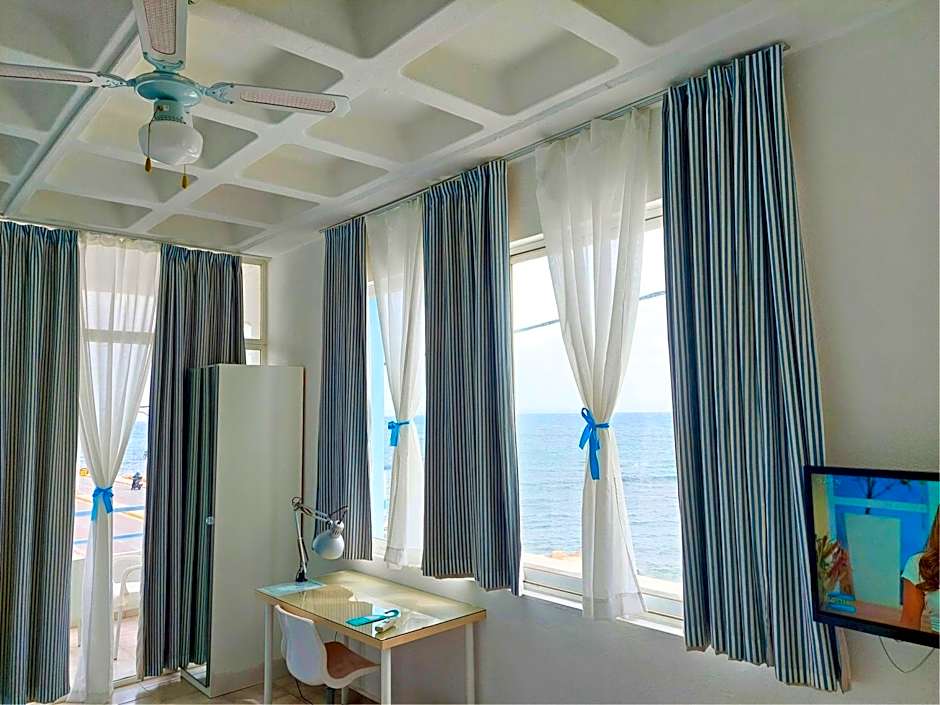 Seafront Studios and Apartments