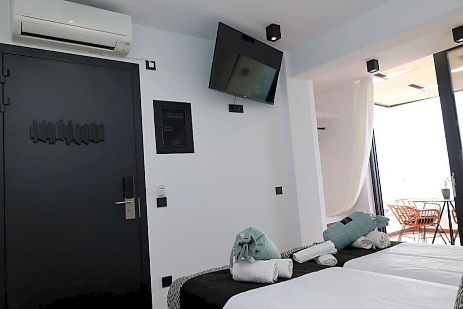 Paris-Irini Studios And Apartments