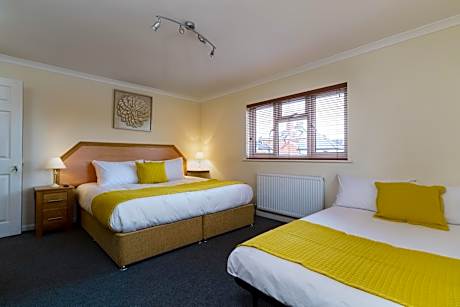 Quadruple Room with Private Bathroom