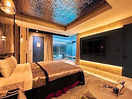 In Night Motel