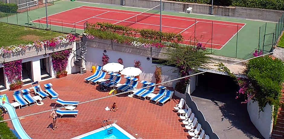Hotel Riviera 3 Stelle con piscina estiva gratuita e garage a pagamento
