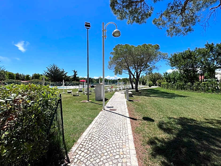 Casa Antia, nuovo bilocale con giardino in Residence con piscina