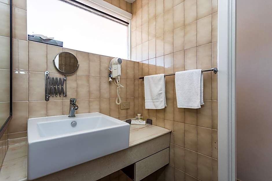 Country Comfort Amity Motel