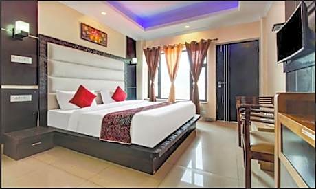 Uphill Courtyard Family Suites for 1 to 6 People on Hilltop