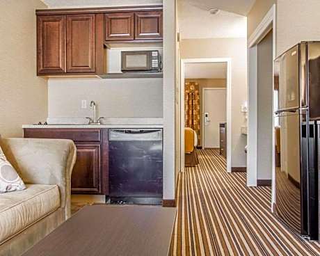 2 Queen Beds, Suite, Nonsmoking