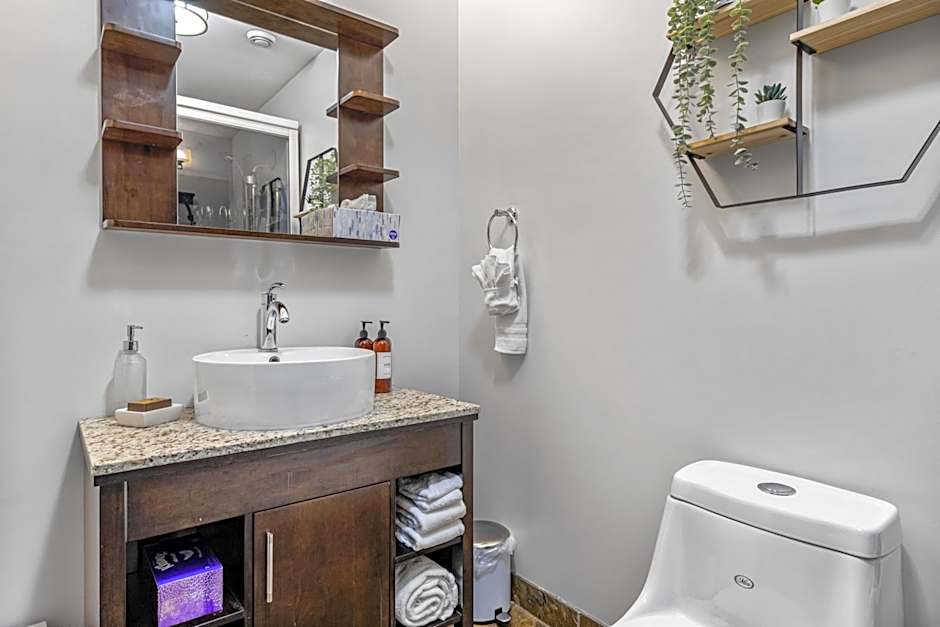 Outstanding Mountain Condo WATERSLIDE and HOT TUB managed by Little Sister Getaways