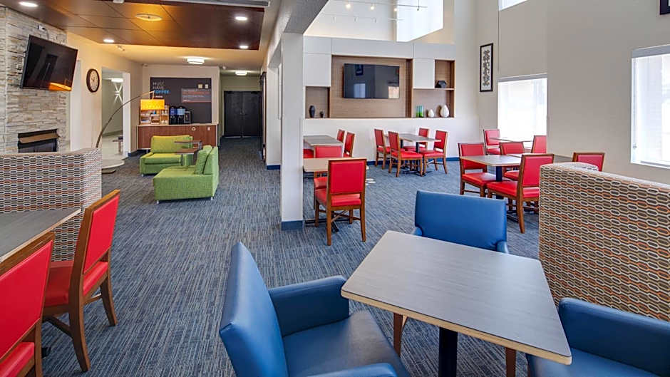 Holiday Inn Express & Suites Detroit - Farmington Hills By IHG