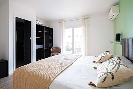 Superior Triple Room with Balcony and Partial Sea View