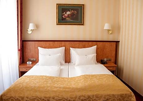 Pension Opera Suites I Self Check In I AC in all rooms