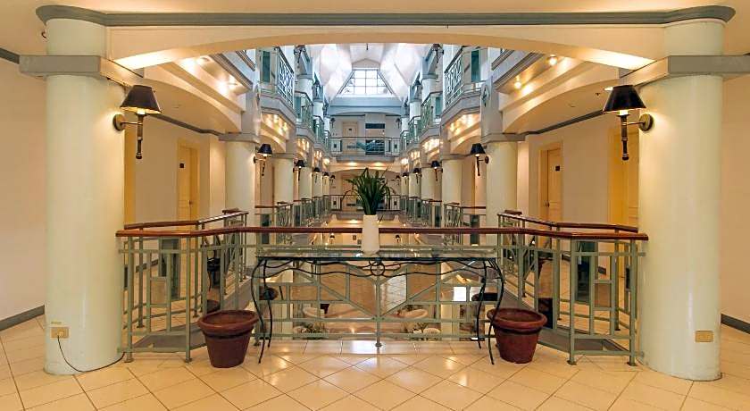 Royal Am Rei Hotel by RedDoorz