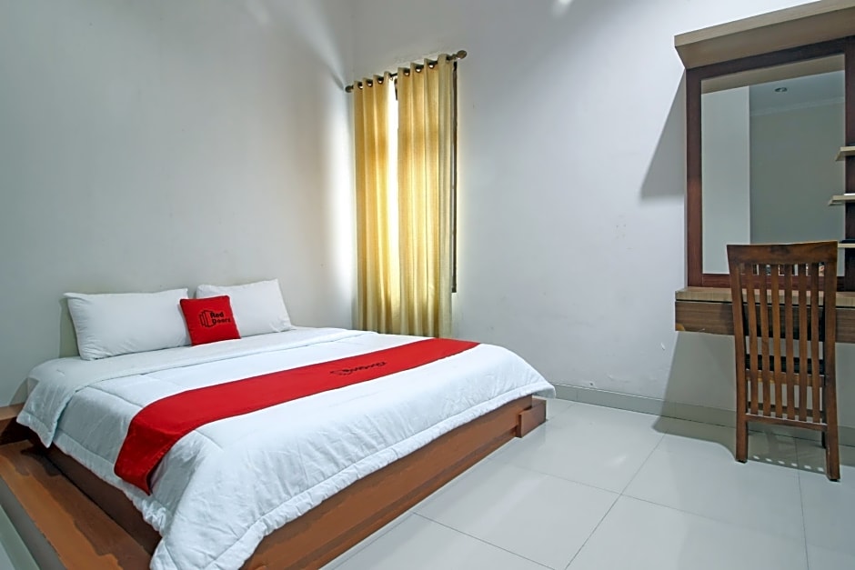 RedDoorz near Hartono Mall 3