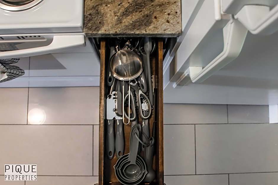 Tropical Oasis - King Beds - Free Netflix & Parking - Fast Wi-Fi