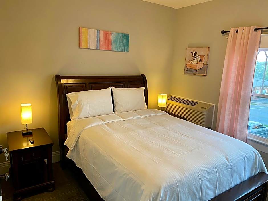 Twin Lakes Creamery, Grill & Inn