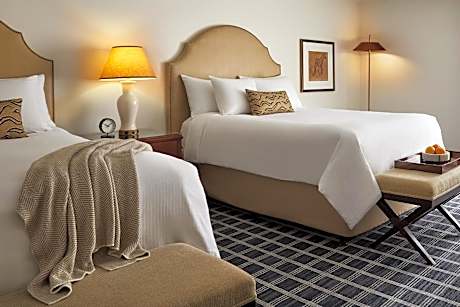 Parlor Queen/Queen Mobility Accessible