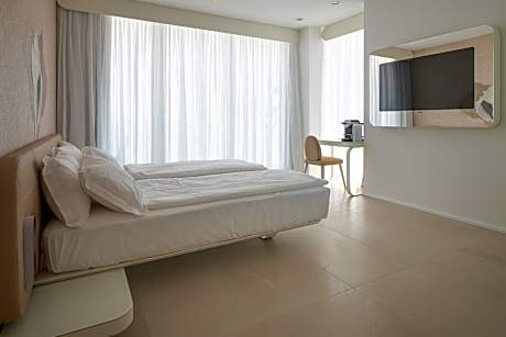 Deluxe Triple Room with Spa and Side Sea View