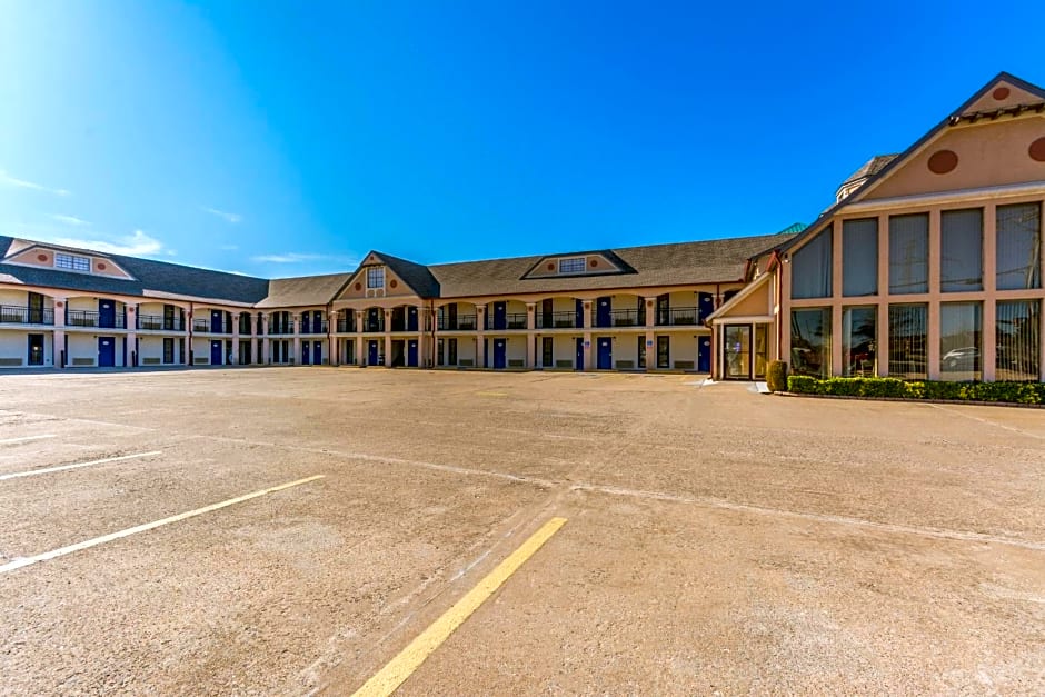 Econo Lodge Inn & Suites