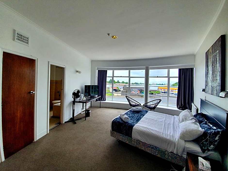 Photo 1 of 32 of Putaruru Hotel