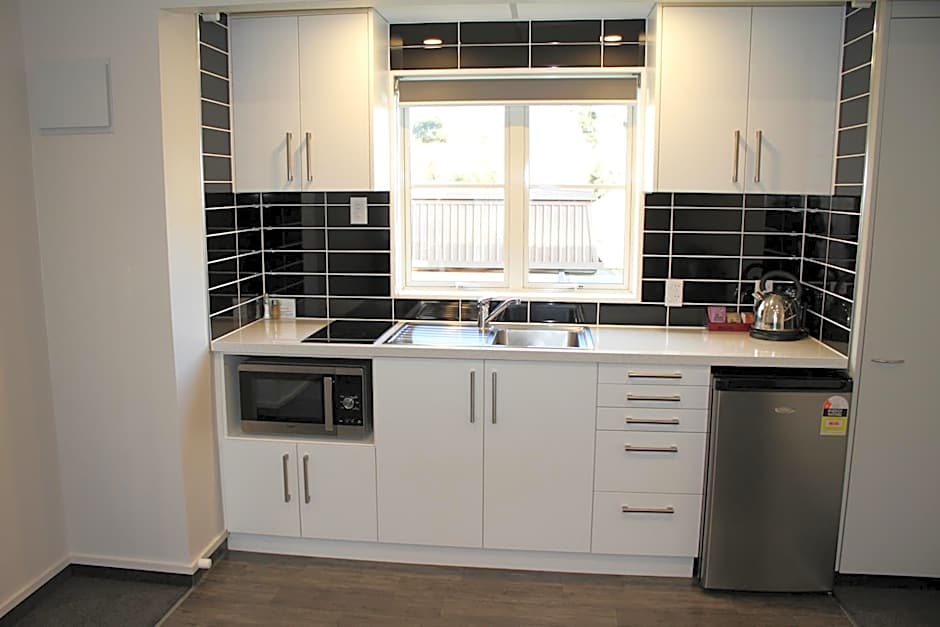 Birchwood Manor Motel