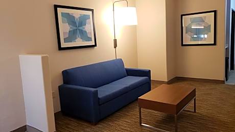 Queen Suite with Mobility Accessible Tub - Non-Smoking
