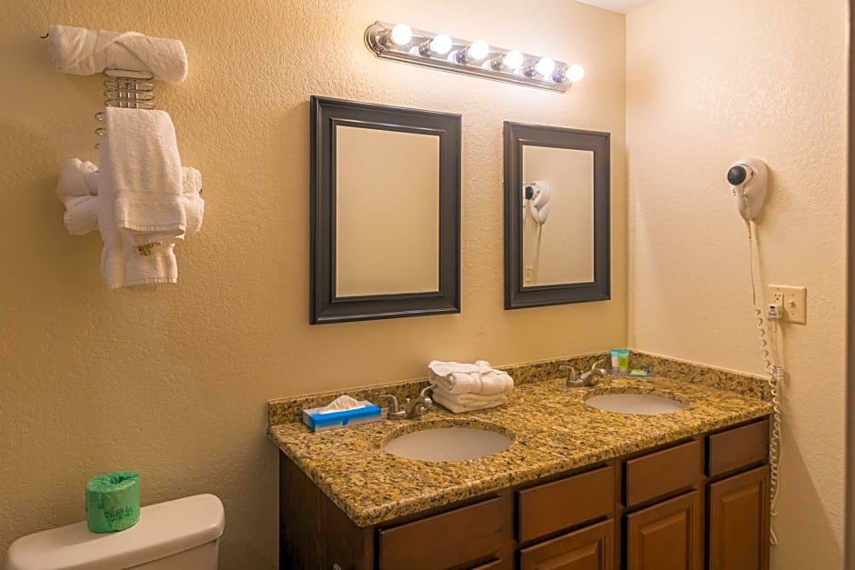 Cottonwood Suites Savannah Hotel & Conference Center