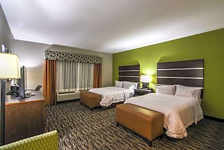 2 Queens Hearing Accessible Nonsmoking