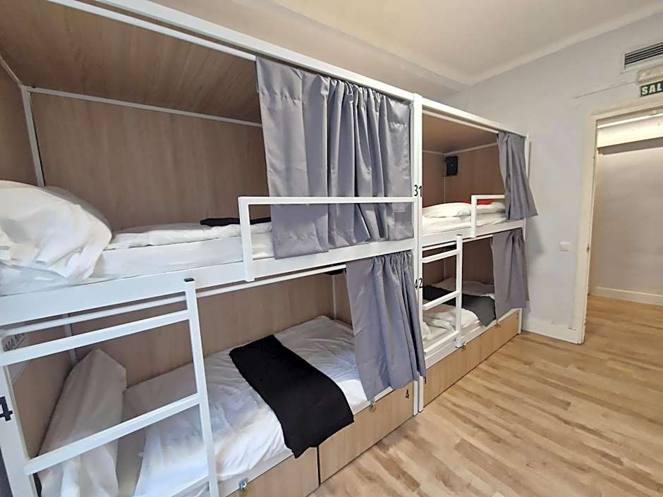 Foto 1 di 2 di Bed in 4-Bed Dormitory Room
