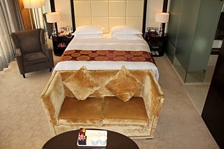 1 King Bed Business Suite