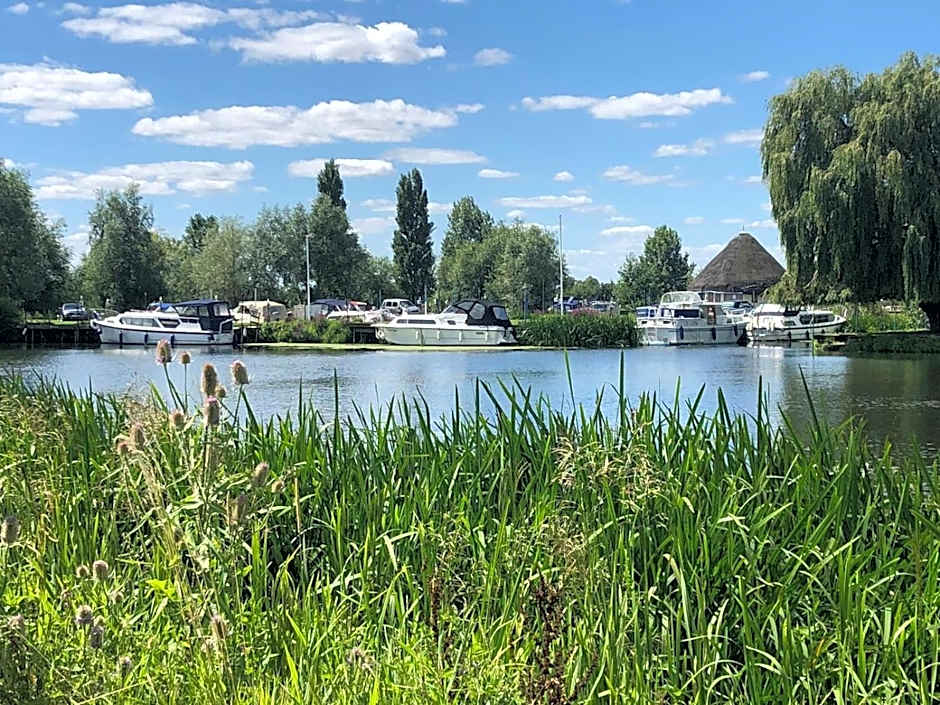 Pike and Eel Hotel and Marina