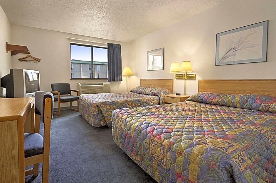 Super 8 by Wyndham Springfield North I-44