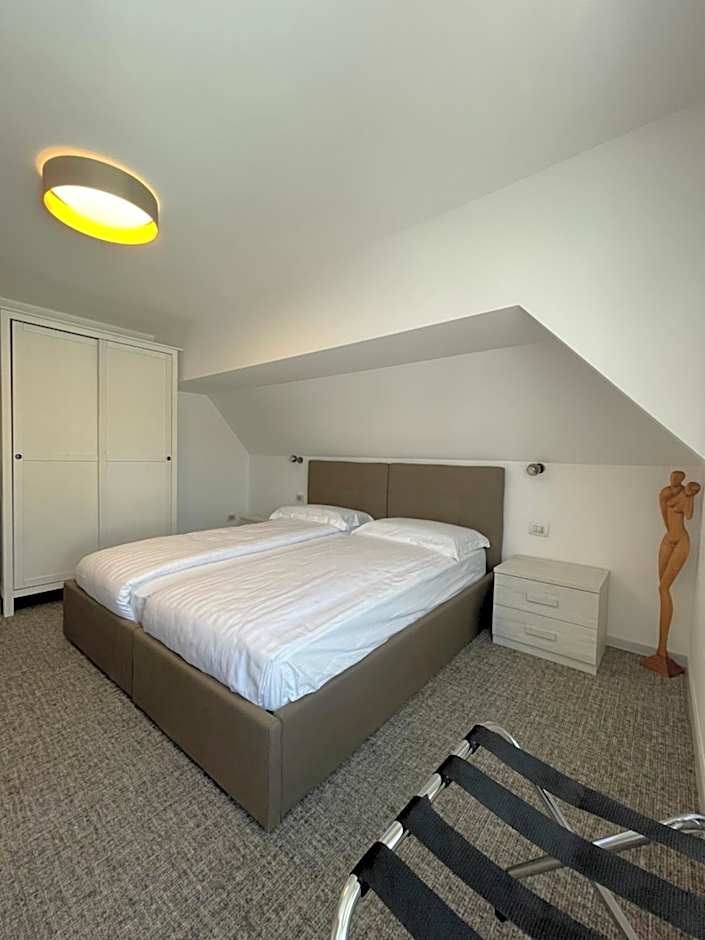 Zdjęcie 1 z 15 — Triple Room