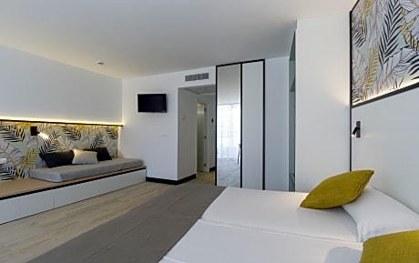 FAMILY SUPERIOR ROOM WITH BALCONY (2 ADULTS + 3 CHILDREN)