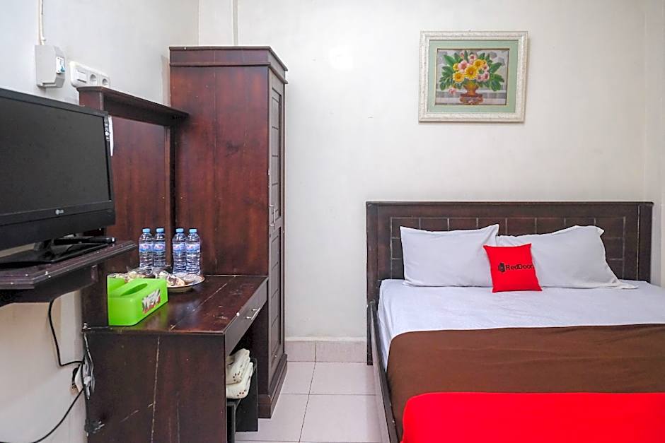 RedDoorz @ Hotel Rich Parepare near Pantai Mattirotasi