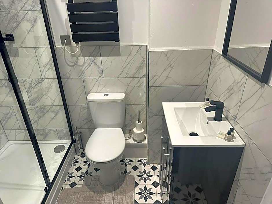 Adam Court Apartments - PE1 - Contractor Friendly - Choice of Studios or 1 Bed Apartments - Free Parking - Sofa Beds - Sky TV - Full Kitchen - Washer Dryer - WiFi