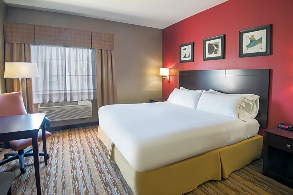 Holiday Inn Express Hotel & Suites Wauseon