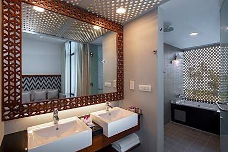 Deluxe Ocean View Twin Triple