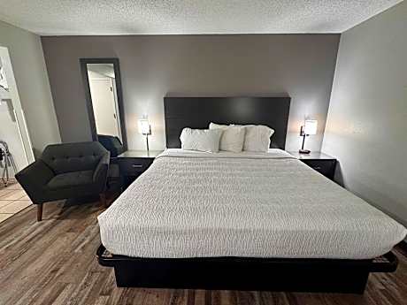 Deluxe King Suite - Non-Smoking