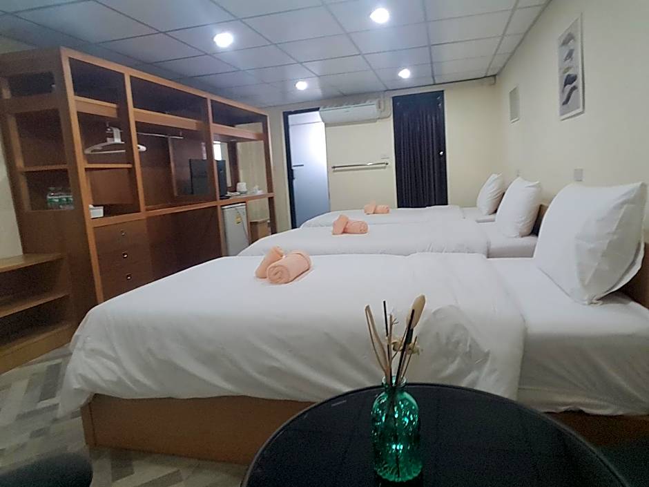 Double D Rooms & Cafe