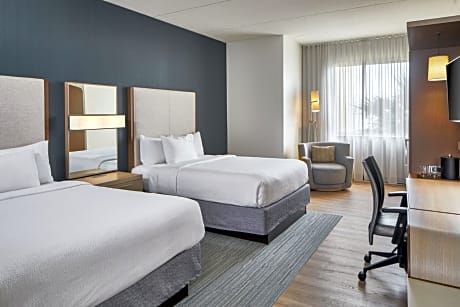 Queen Room with Two Queen Beds and Adapted Tub - Mobility Accessible