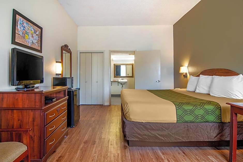 Econo Lodge Inn & Suites
